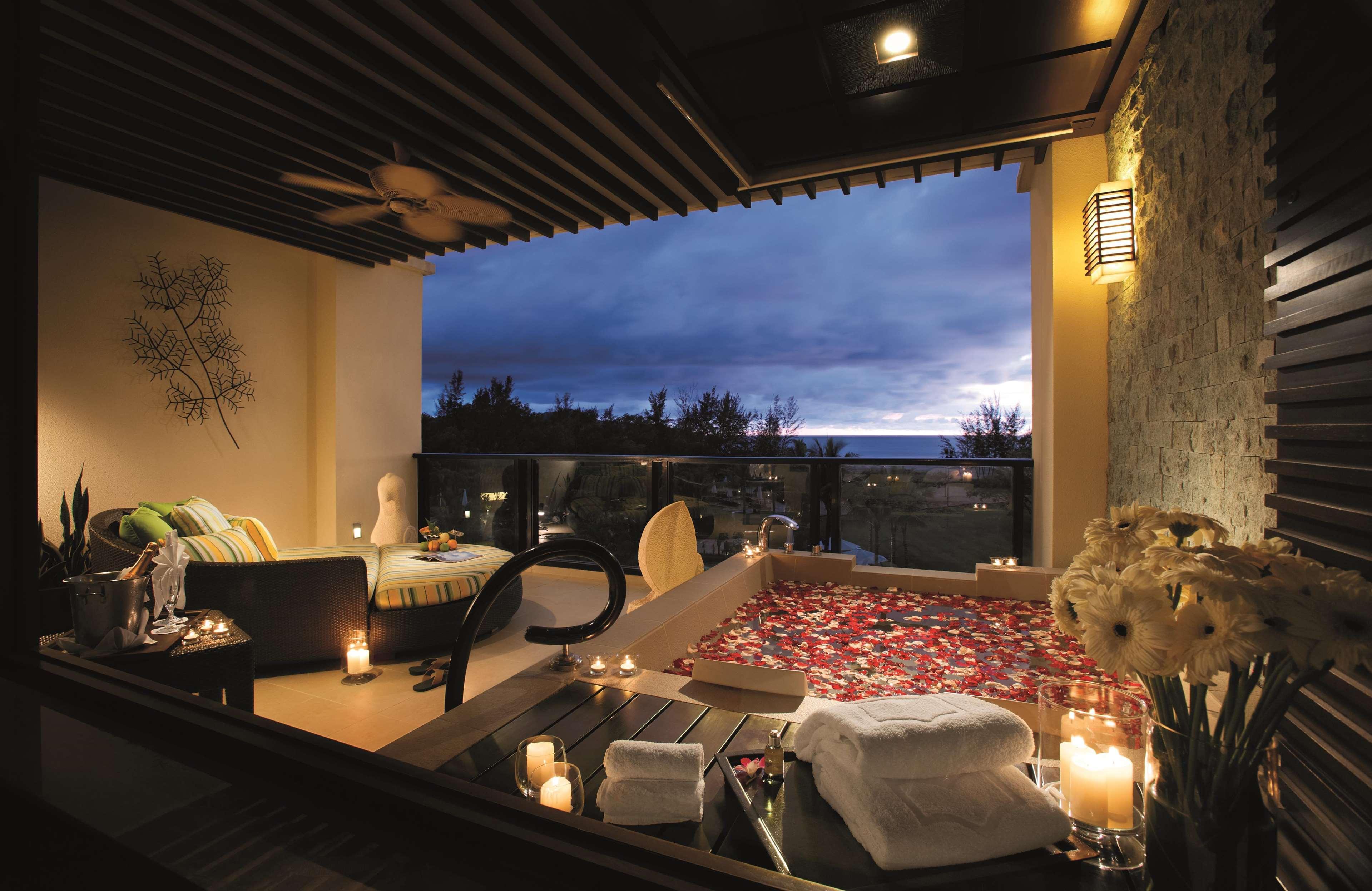 Shangri-La Rasa Ria, Kota Kinabalu Eksteriør billede A private spa at the Four Seasons Hotel, Hong Kong