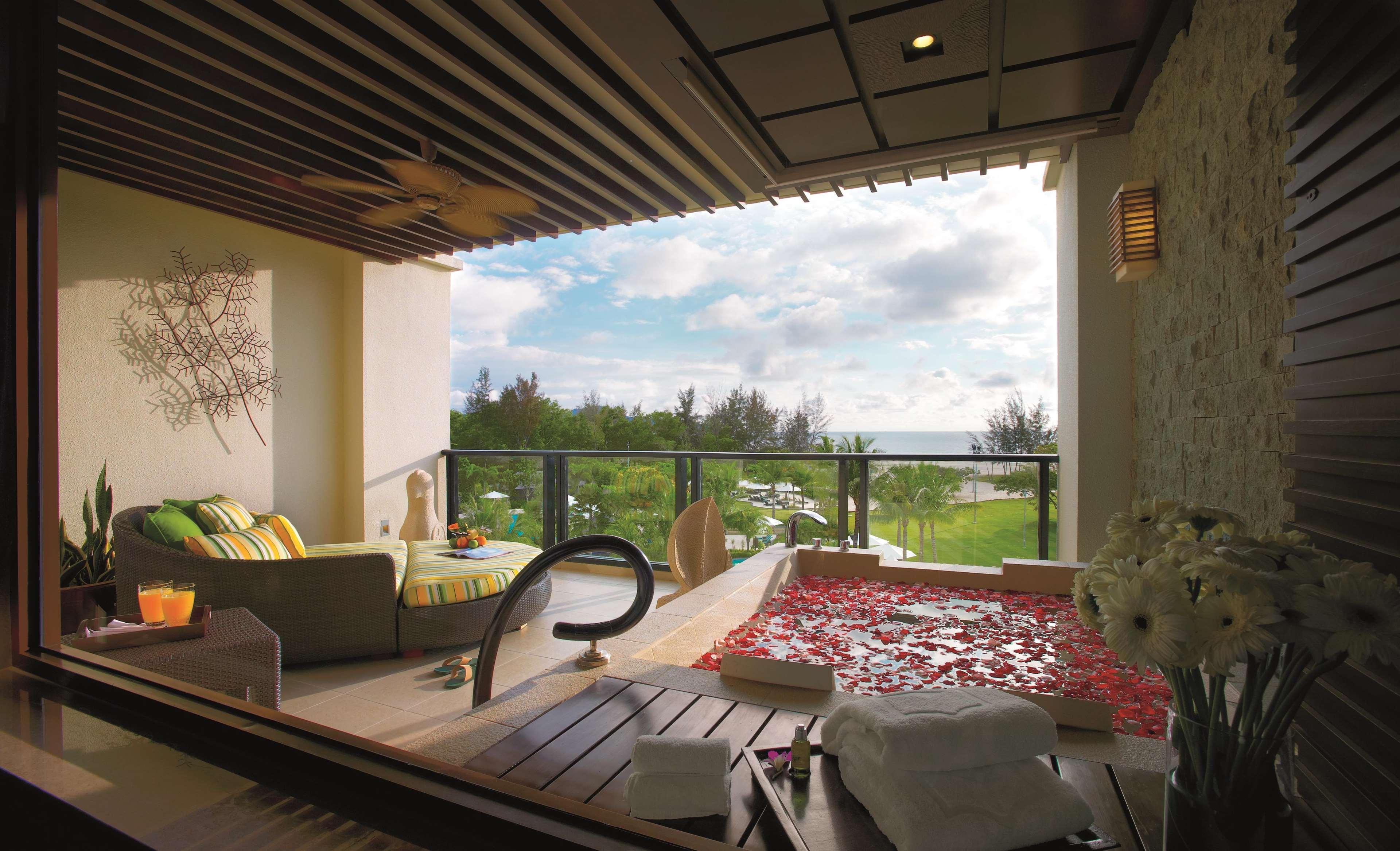Shangri-La Rasa Ria, Kota Kinabalu Eksteriør billede A balcony