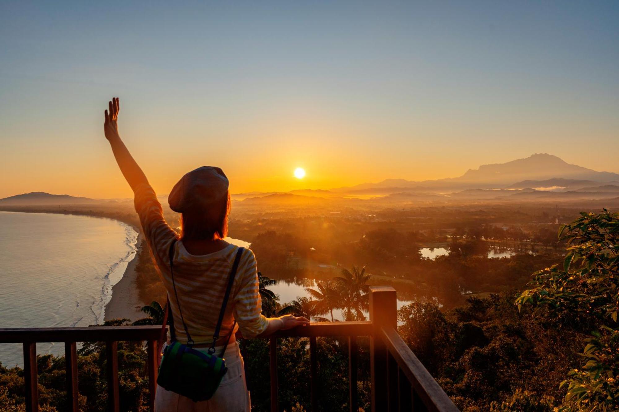 Shangri-La Rasa Ria, Kota Kinabalu Eksteriør billede Sunset at the top of the hill