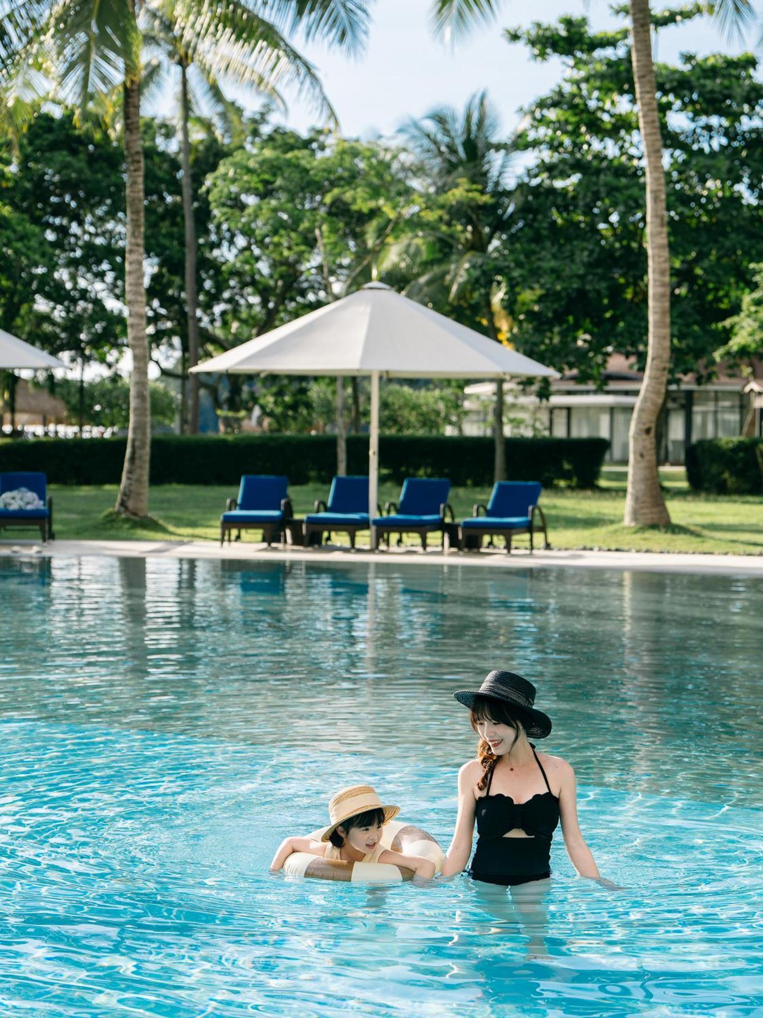 Shangri-La Rasa Ria, Kota Kinabalu Eksteriør billede The pool at the hotel
