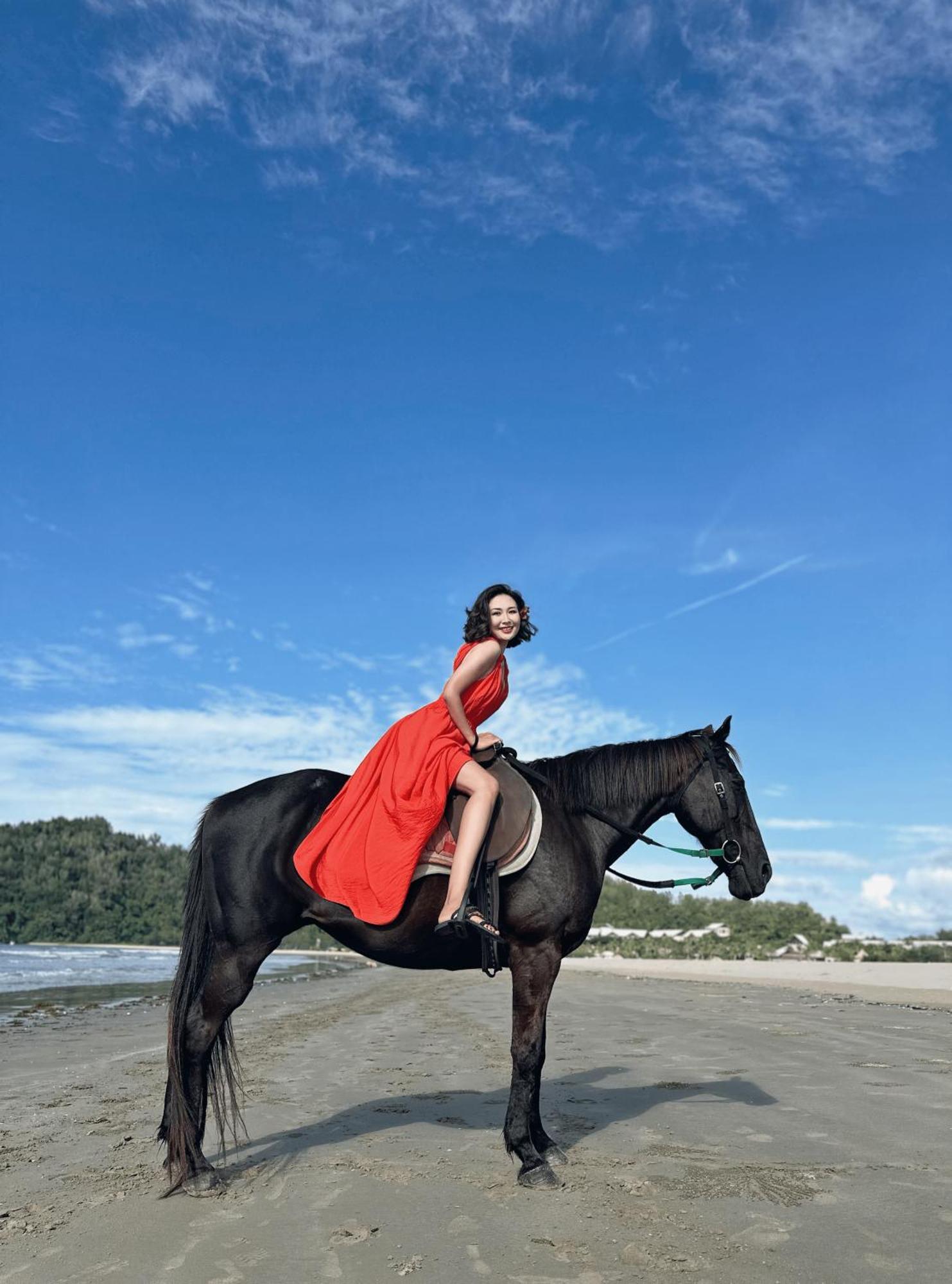 Shangri-La Rasa Ria, Kota Kinabalu Eksteriør billede A woman riding a horse