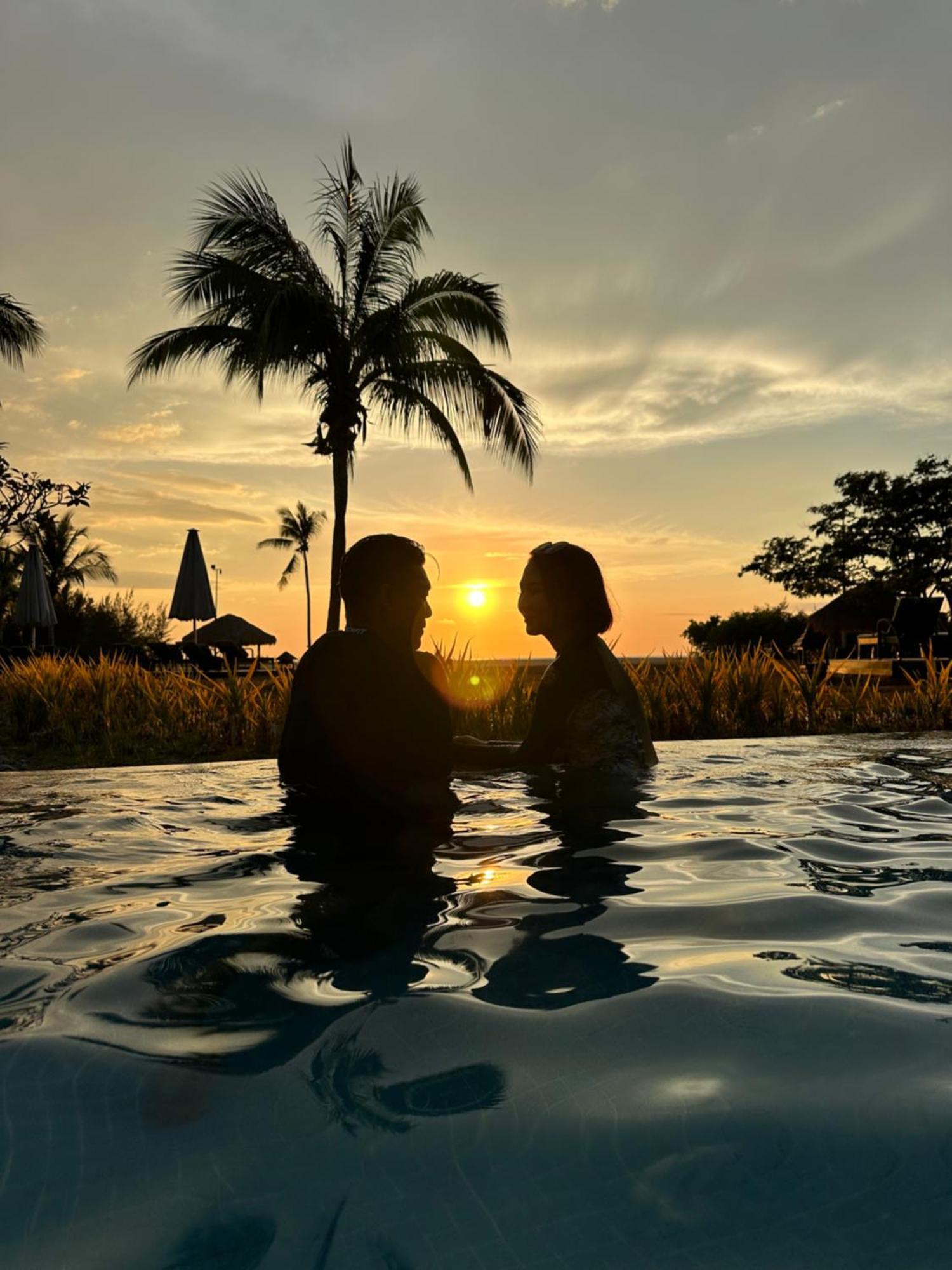 Shangri-La Rasa Ria, Kota Kinabalu Eksteriør billede Sunset at the pool